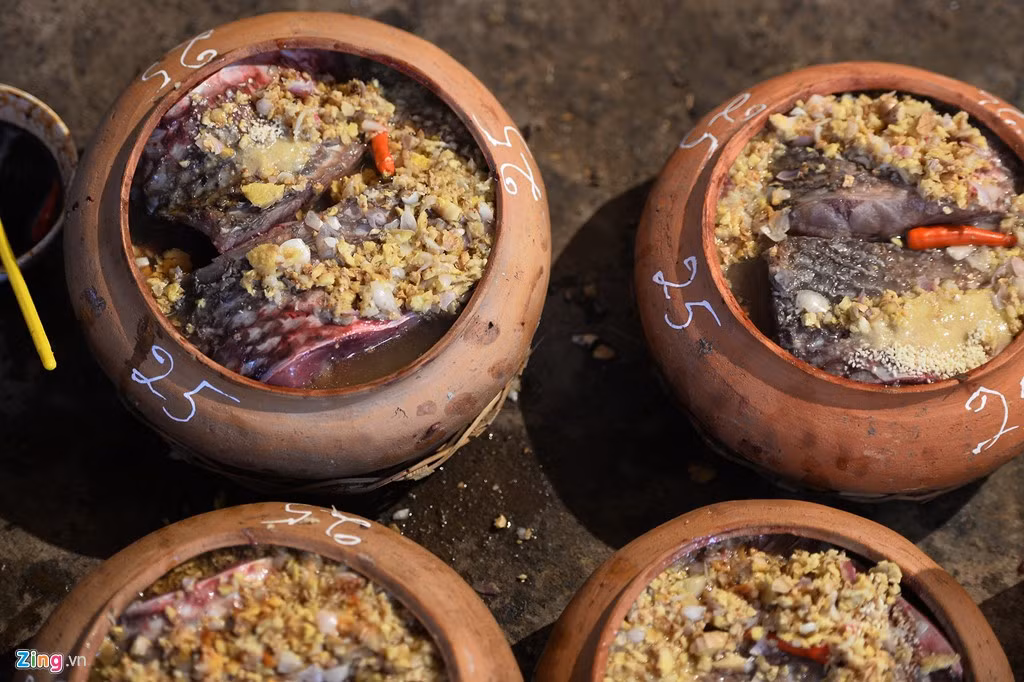 Sau đó các niêu cá được rót nước xương vào để ninh. Bên trên là hành khô, riềng băm nhỏ, ớt, nước chanh vắt, nước sôi. Mỗi niêu có khoảng ba miếng thịt ba chỉ nhưng sẽ cho vào sau khi đun vài tiếng để cho khỏi bị nát. Ngoài ra nếu khách hàng nào thích hương vị nước dừa gia đình cũng sẵn sàng phục vụ.