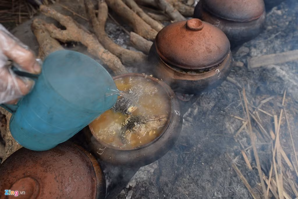 Bà Thìn cũng cho biết người đặt hàng cá kho Vũ Đại chủ yếu là khách lẻ, không qua đầu mối mua buôn. Mỗi năm riêng gia đình bà Thìn cung cấp 7.000-8.000 niêu cá, trong đó dịp Tết là 3.000-4.000 niêu.