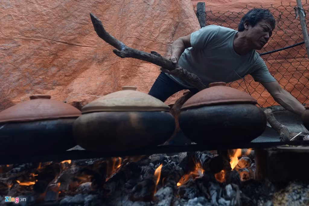 Ngoài ra nếu nhà nào kho bằng nồi to rồi san vào niêu thì mùi riềng vẫn bị nồng, thịt cá dễ bị bung bở, không ngon, dễ mất khách.