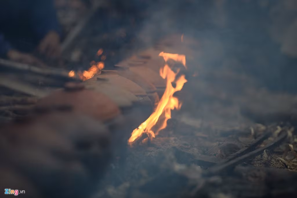 Các nghệ nhân kho cá cũng chia sẻ kho bằng niêu ngon hơn so với bằng xoong nồi thông thường vì thịt cá chắc, quyện đều.