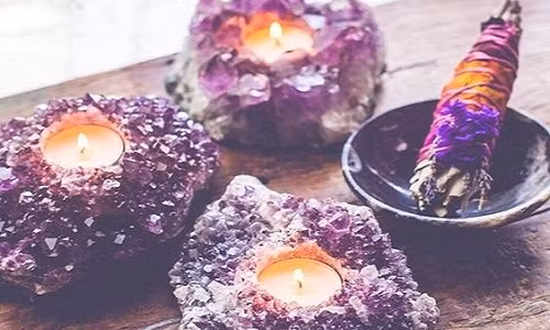 Chân nến bằng đá thạch anh tím tạo cảm giác thật ngọt ngào, lãng mạn cho ngôi nhà.