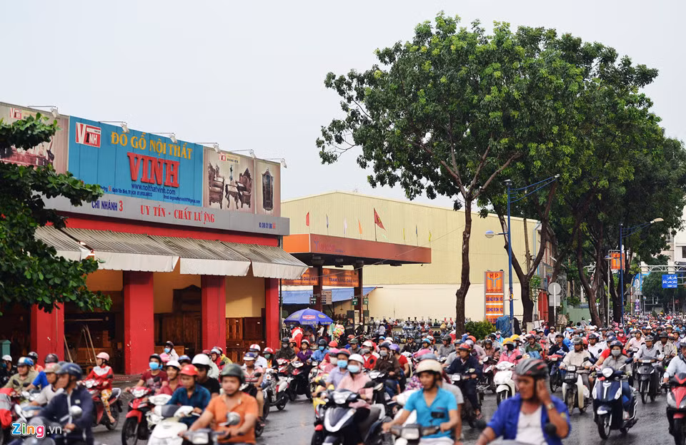 Cây xăng A41 nằm gần mũi tàu Cộng Hòa, giữa hai cửa hàng bán đồ gỗ có diện tích hàng trăm m2, giá cho thuê hơn 50 triệu đồng/tháng vừa mới xuất hiện thời gian gần đây tại khu vực giải tỏa các cửa hàng sinh vật cảnh trước đó.