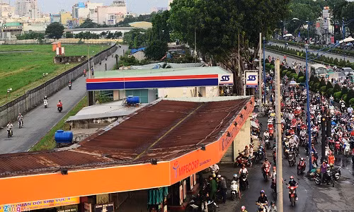 Khu đất có chiều ngang hàng chục mét nằm giữa đường Trường Chinh và đường nội bộ bên trong đất quốc phòng thuộc địa bàn phường 15, quận Tân Bình.