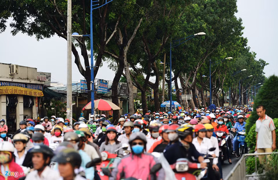 Dãy kiốt giáp sân bay Tân Sơn Nhất nằm dọc tuyến đường luôn đông đúc xe cộ vào giờ cao điểm.