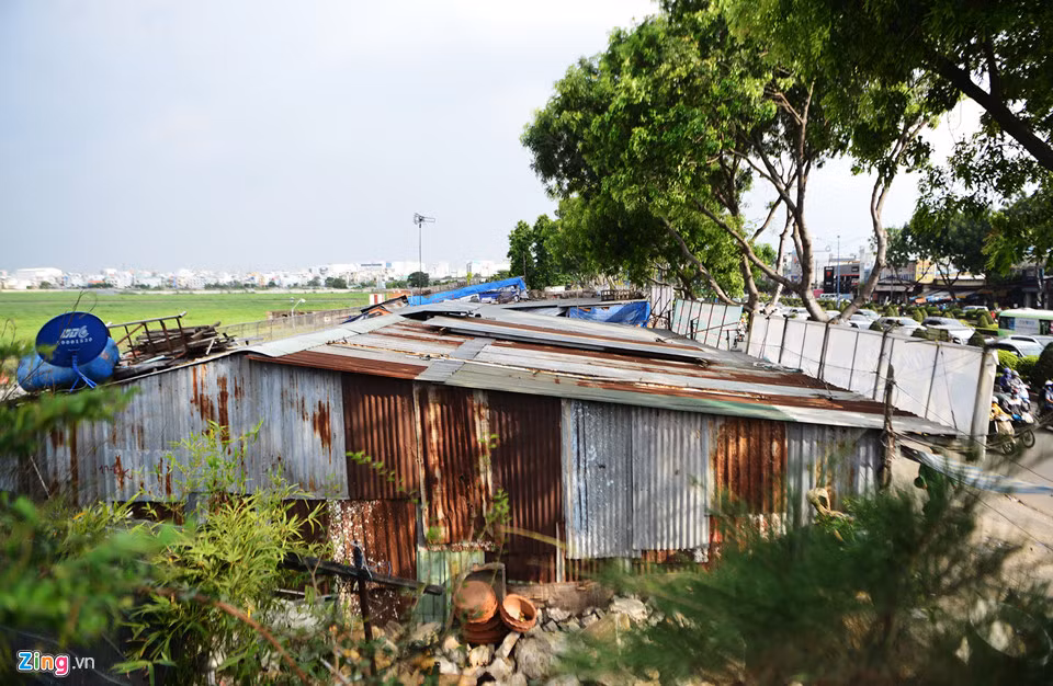 Ngày 8/8, thượng tướng Trần Đơn, Thứ trưởng Bộ Quốc phòng yêu cầu Quân chủng Phòng không không quân và Sư đoàn không quân 370 thực hiện giải tỏa 50 kiốt và 3 cây xăng dọc tuyến đường giáp sân bay Tân Sơn Nhất này.