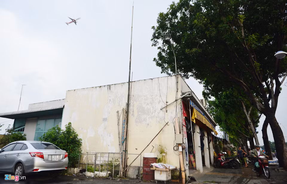 Ngoài các kiốt sinh vật cảnh, đồ gỗ, cây xăng, dọc đoạn đường giáp sân bay này còn có các cửa hàng bán quần áo, giày dép, tranh....trưng bày trong những căn nhà khá kiên cố.