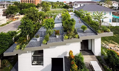 Căn nhà độc đáo được xây dựng trên diện tích đất nền 276 m2, diện tích sàn 492 m2, sở hữu khu vườn trên mái hình bậc thang độc đáo. Công trình được thiết kế bởi hai đơn vị là Vo Trong Nghia Architects và ICADA.