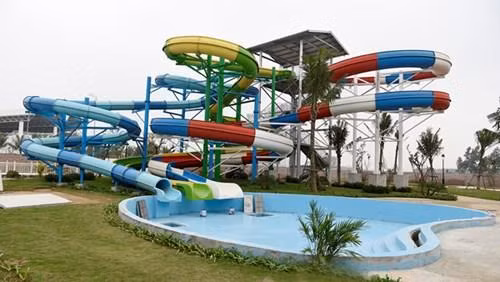 Hệ thống máng trượt xoắn ốc. Ảnh: Hanoiwiki.