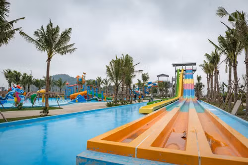 Để tạo nên bãi biển cát trắng trài dài với độ sâu tối đa 1.8m, đạt tỷ lệ muối biển tự nhiên, chủ đầu tư phải nhập hơn 80 tấn thiết bị xử lý nước nhập khẩu từ Tây Ban Nha. Ảnh: Vietnamnet.