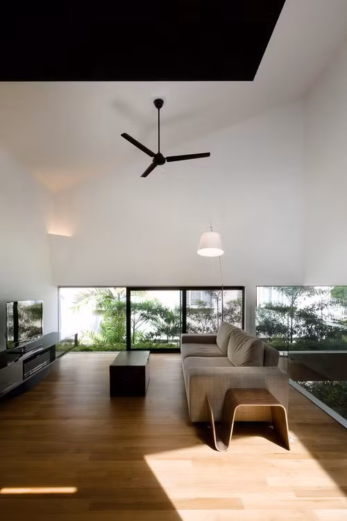 Phòng khách rộng rãi chan hòa với thiên nhiên. Nguồn ảnh: Milimet.