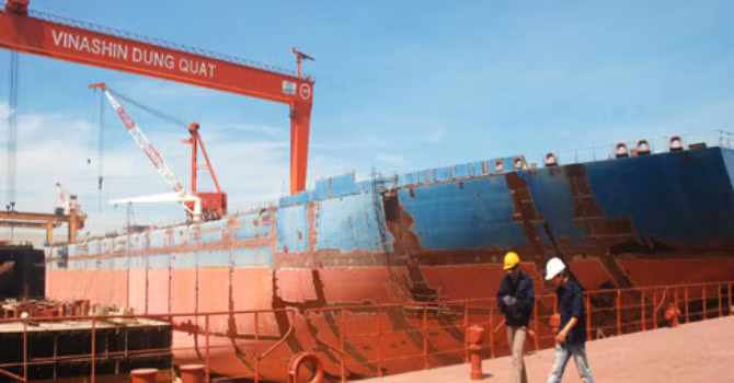 Do những khó khăn tồn tại từ thời Vinashin, những năm qua nhà máy đóng tàu Dung Quất chìm trong thua lỗ. Theo báo cáo tài chính cuối năm 2016, tổng các khoản nợ phải trả của nhà máy đóng tàu Dung Quất lên tới hơn 6.900 tỷ đồng. Ảnh: BizLive.