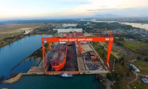Theo tính toán của Bộ Công Thương, nếu thực hiện phương án nhà máy đóng tàu Dung Quất phá sản, Petro Vietnam sẽ không thể thu hồi được khoản tiền trên 5.000 tỷ đồng đã đầu tư vào DQS. Ảnh: VOV.
