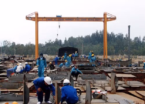 Một góc không khí làm việc tại nhà máy đóng tàu Dung Quất. Ảnh: Báo xây dựng.