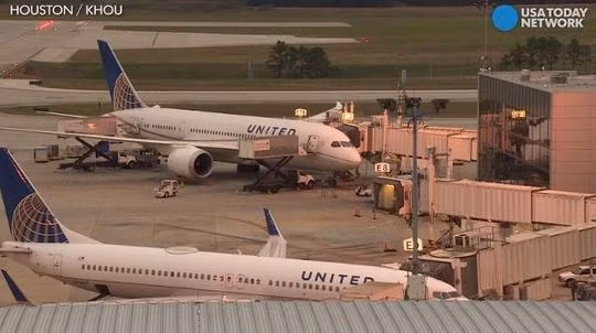 Hang hang khong United Airlines lai duoi khach gay buc xuc-Hinh-2