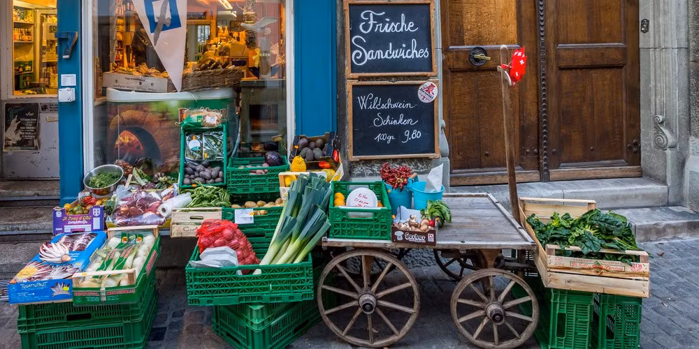 Cách tốt nhất để tiết kiệm tiền là tự nấu, nhưng giá các loại thịt cũng khá cao (1 kg khoảng 24-28 USD, cao hơn nếu chọn thịt bò ngon). Nếu chỉ ăn rau củ và một số loại thực phẩm cơ bản, mỗi tuần bạn sẽ mất khoảng 75-100 USD. Do đó, chỉ riêng tiền ăn cũng đã tiêu tốn của bạn khoảng 600-700 USD một tháng. Ảnh: Business Insider.