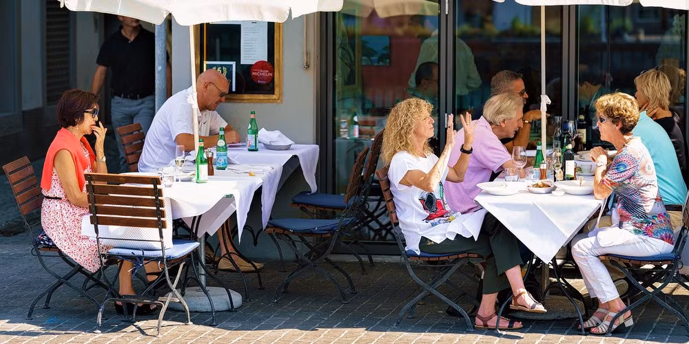 Uống: Tất nhiên, gọi đồ uống khi ăn khiến hóa đơn của bạn tăng vọt, nhưng việc ra ngoài chơi cùng bạn bè còn tốn kém hơn nhiều. Một cốc bia có giá khoảng 8 USD, và một chai rượu thấp nhất là từ 10 đến 25 USD. Một tối đi cùng bạn bè, bạn sẽ cần chi tối thiểu 50-75 USD. Ảnh: Business Insider.