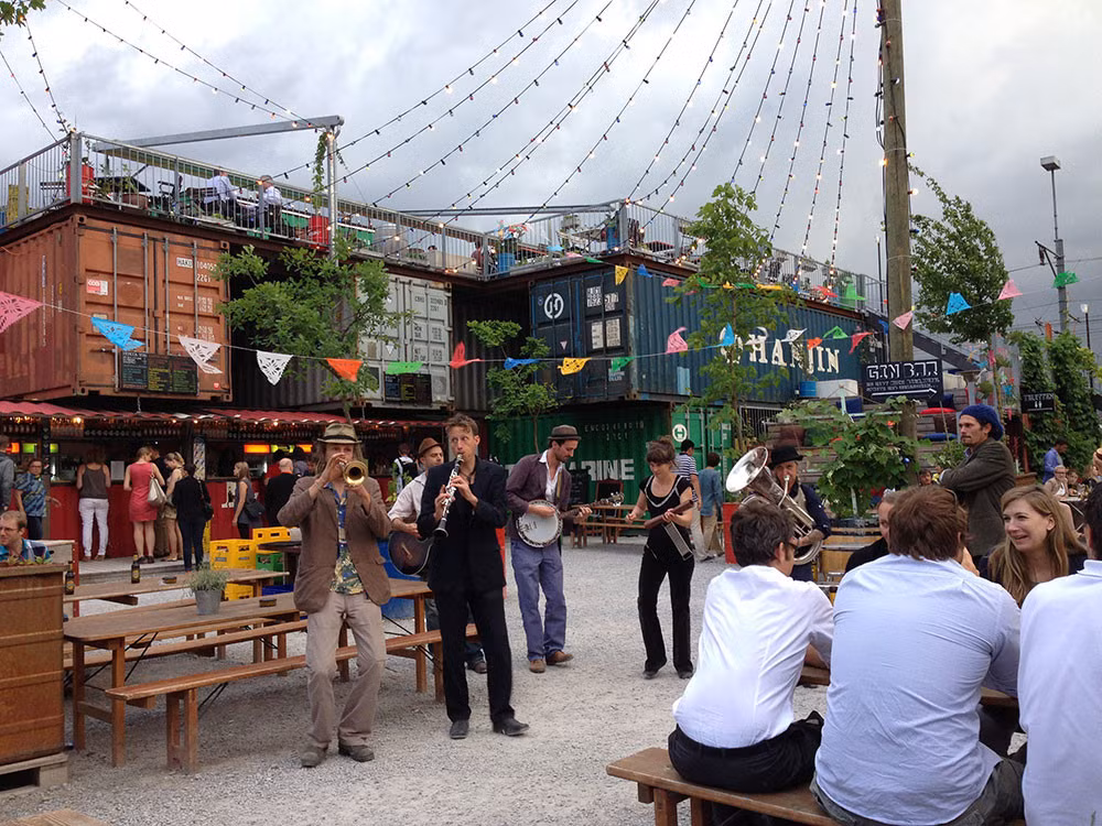 Mạng Internet: Nếu muốn làm việc ở nhà hoặc nối mạng 24/7, bạn có thể lắp Internet với giá thuê bao khoảng 45 USD một tháng. Đường truyền ở Thụy Sĩ có tốc độ nhanh và hiếm khi giới hạn dung lượng. Ảnh: István Vizner.