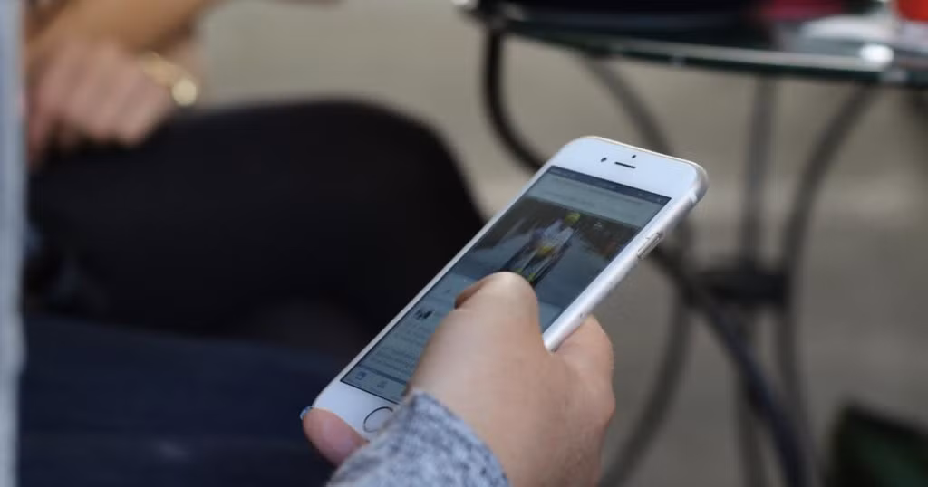 Một phương tiện phổ biến ở Zurich là xe đạp, với giá thuê khoảng 20 USD một tháng. Tuy nhiên, nếu đem xe lên tàu, bạn phải mua cả vé cho xe. Khi có giấy phép làm việc, bạn có thể mua thẻ giao thông giảm nửa giá dùng cho mọi nơi trong phạm vi Thụy Sĩ. Nếu bắt buộc phải dùng ôtô, bạn sẽ phải chi thêm nhiều khoản, từ phí đỗ xe, bảo hành, thuế đường và thay lốp mùa đông... Ảnh: Spotmedia.