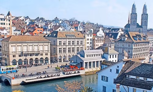 Tuy nhiên, đây cũng là thành phố đắt nhất thế giới. Chi phí đi lại, ăn uống và nhà ở tại Zurich không hề rẻ. Nếu là người nước ngoài, bạn còn phải trả thuế, phí bằng lái và tiền bảo hiểm. Trung bình, chi phí sinh hoạt một tháng dao động từ 1.600-3.600 USD. Ảnh: Business Insider.