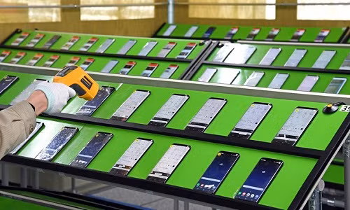 Đây là quá trình kiểm tra độ bền màn hình của Samsung Galaxy S8. Ảnh: Pcmag.