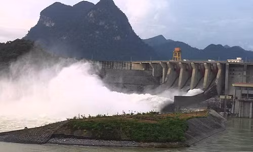 Ngoài ra còn có các hầm xả nước. Đường nước vào từ tổ máy 3 tới 8, sau khi đi qua tuabin sẽ đi theo 6 đường hầm, sau đó kết nối thành 3 đường hầm lớn, thoát nước xả ra cửa xả. Ảnh: Tiền phong.