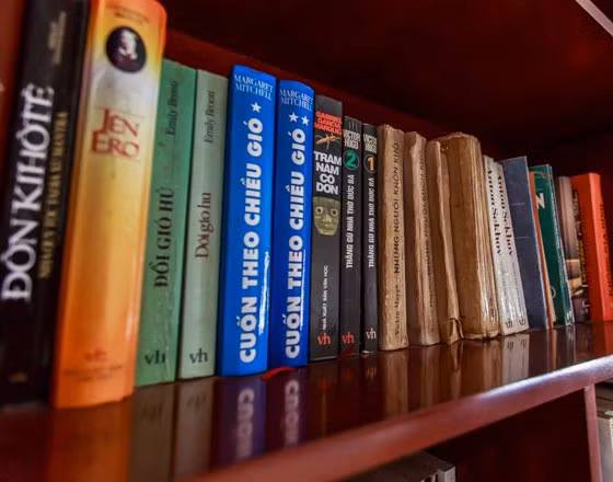 NSƯT Trung Anh cho hay, anh có sở thích đọc sách từ ngày còn trẻ. Ngay cả khi kinh tế eo hẹp nhất, dù không có tiền để sinh hoạt nhưng anh vẫn sẵn sàng mua những cuốn sách mà mình thích.