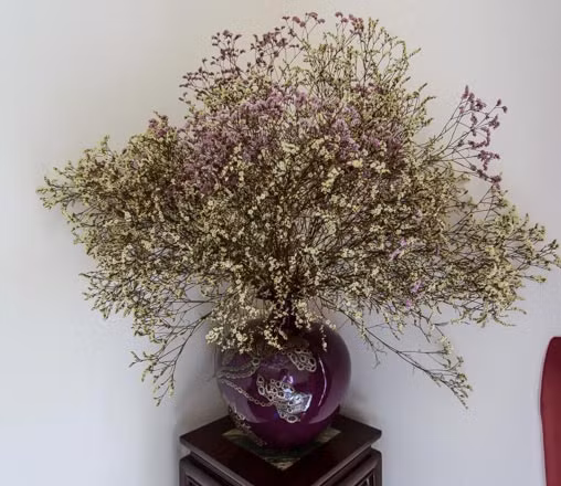 Một góc nhỏ trong nhà được tận dụng để bày bình hoa khô, đem lại vẻ sinh động cho căn phòng.