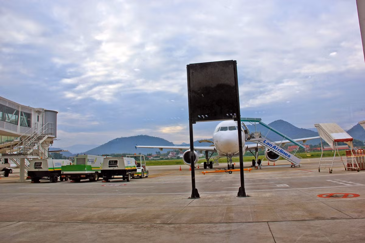 Sân bay chỉ có một vài dịch vụ thiết yếu như cửa hàng nhỏ, nhà hàng và trung tâm dịch vụ đổi tiền. Ảnh: Vietnam Airlines.