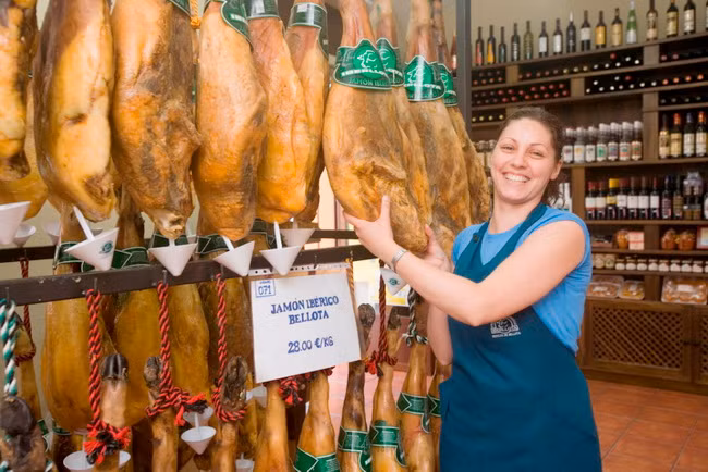 Chất béo trong quả sồi là yếu tố chính làm nên chất ngon cho thịt lợn đen Iberia. Thời gian nuôi lợn đen Iberia đến lúc giết thịt kéo dài 12 tháng hoặc hơn thế. Ảnh: Extremadura Spain.