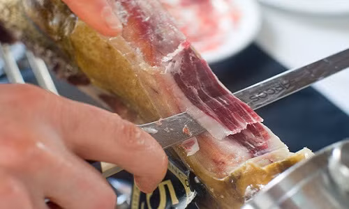 Dân sành ăn, giới nhà giàu Việt sẵn sàng chi tiền triệu để thưởng thức món thịt lợn đen muối này bởi sự tiện dụng, không cần chế biến cầu kỳ mà hương vị lại tuyệt ngon. Ảnh: Seriouseats.