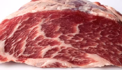 Nhờ việc thường xuyên di chuyển để tìm thức ăn tự nhiên nên thịt lợn đen Tây Ban Nha có thớ mịn, chắc, có vân mỡ đặc trưng xen lẫn trong thịt. Ảnh: Foodswinesfromspain.