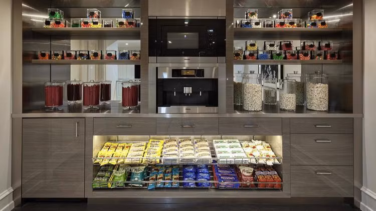 Quầy bar như một siêu thị mini chứa đầy đồ ăn yêu thích của võ sĩ nổi tiếng.