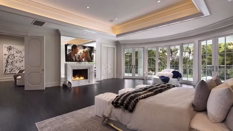 Biệt thự có 6 phòng ngủ sang trọng, thoáng mát nhờ hệ cửa kính bao quanh.