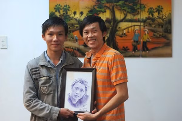 Hoài Linh từng chia sẻ cái tính bình dân nó ngấm vào máu của anh từ những vất vả, bươn chải của gia đình trước kia. Giữa showbiz sô bồ, anh chọn cho mình một lối sống hoàn toàn khác biệt. Thế nhưng nơi ăn chốn ở của hai danh hài nổi tiếng này lại hoàn toàn trái ngược nhau. Trong khi Xuân Hinh sống trong một căn nhà gỗ bạc tỷ thì căn nhà của Hoài Linh lại vô cùng bình dân.