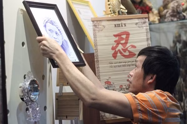 Thế nhưng nơi ăn chốn ở của hai nghệ sĩ nổi tiếng này lại hoàn toàn trái ngược nhau. Trong khi Xuân Hinh sống trong một căn nhà gỗ bạc tỷ thì căn nhà của Hoài Linh lại vô cùng bình dân.