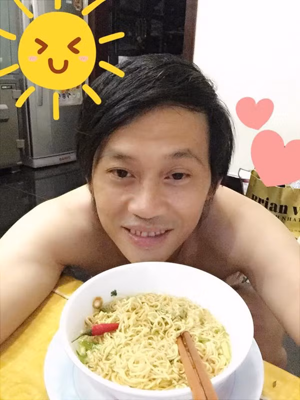 Trong một lần chia sẻ, Hoài Linh tiết lộ anh vẫn ở căn nhà bình thường có một chiếc giường tróc sơn, bóc vẩy và chỉ cách đất 3 tấc.