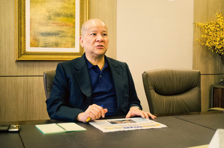 Ông Ramon Ang tốt nghiệp Đại học Viễn Đông với bằng Cử nhân Khoa học về Kỹ thuật Cơ khí. Ảnh: Asian Journal.