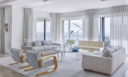 Một trong những mẫu phòng khách đẹp nhất 2016 là thiết kế toàn màu trắng sang trọng và tinh tế. Để không gian thanh thoát hơn, chủ nhà sử dụng một chiếc bàn bằng kính.