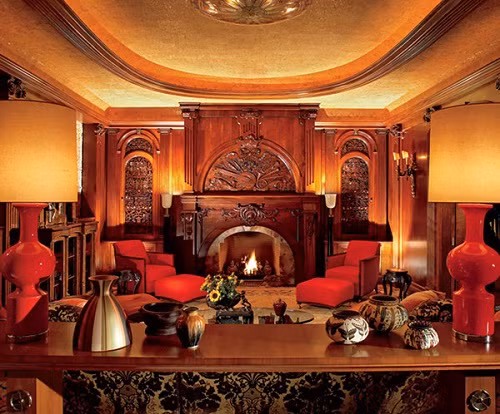 Gỗ được chọn làm chất liệu chủ đạo khi thiết kế một mẫu phòng khách cổ điển.