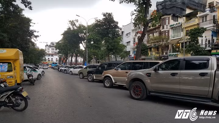 Dan pho co Ha Noi gui o to o bai "dat vang" 180 trieu dong/nam-Hinh-4