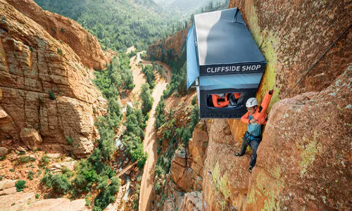 Cua hang cheo leo tren vach nui da cao gan 100m