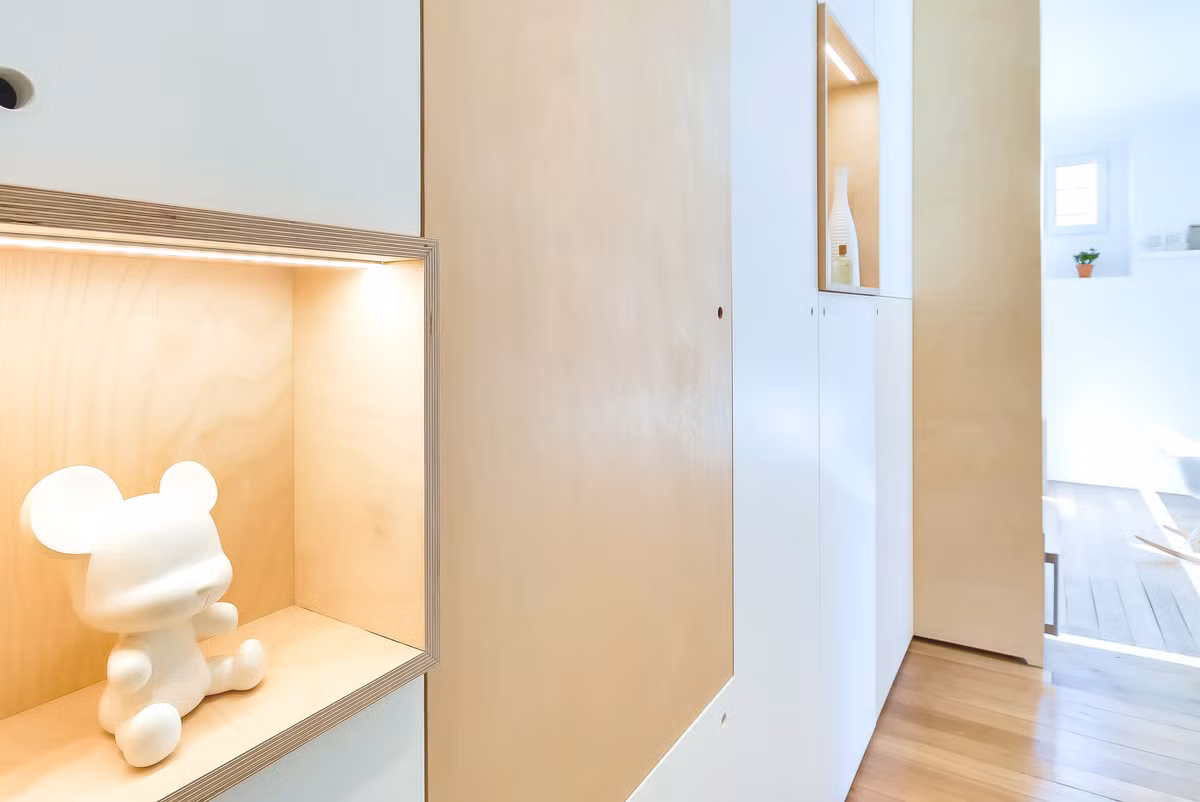 Căn hộ tạo dấu ấn riêng với không gian trắng sáng tinh tế, hiện đại.