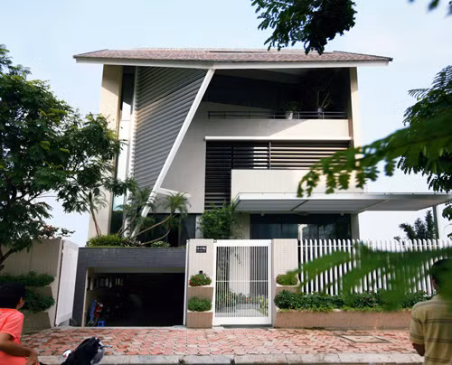 Biệt thự mái dốc hiện đại có 1 tầng áp mái và 1 tầng hầm hiện đại. Ảnh: Ktshanoi.
