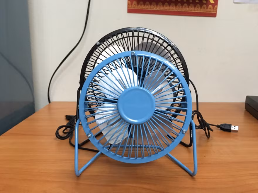 Giống tủ lạnh mini, quạt mini cũng chỉ cần nguồn điện chạy từ chiếc máy tính, laptop, thậm chí là chiếc pin dự phòng điện thoại. Giá dao động từ vài chục đến 200.000 – 300.000 đồng/chiếc. Ảnh: Nhattao.