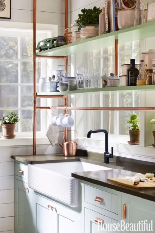 Chẳng cần tủ bếp cầu kỳ, một chiếc giá để đồ phía trên bồn rửa có thể giúp bạn cất trữ đồ đạc đủ dùng trong căn bếp. Với giá đỡ này, đồ đạc của bạn sẽ được bảo quản thoáng mát và nhanh khô hơn. Bạn có thể lắp thêm giá đỡ để treo ly cà phê và dụng cụ nấu ăn ở dưới cùng.