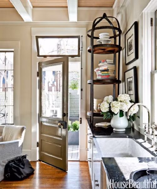 Một giá đỡ nhiều tầng có thể giúp bạn cất trữ được nhiều đồ đạc hơn mà lại tiết kiệm diện tích.