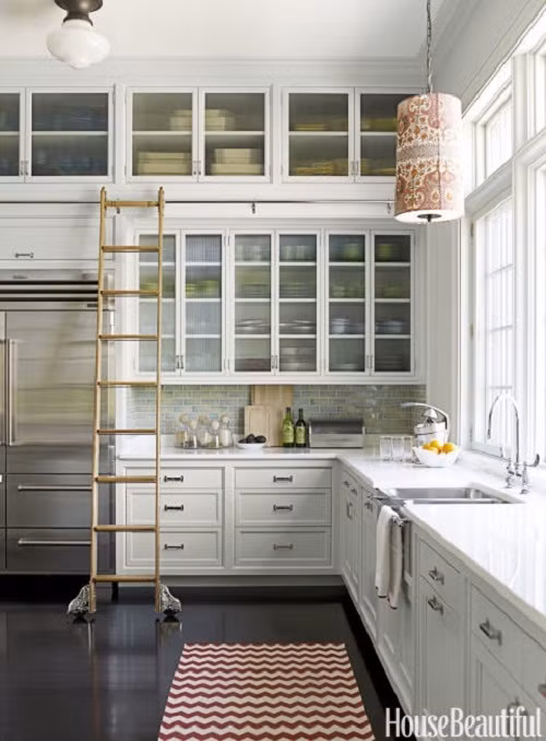 Nếu phòng bếp nhà bạn cần tích trữ quá nhiều đồ, bạn nên làm những chiếc tủ cao để cất trữ những đồ đạc ít dùng và sử dụng một chiếc thang để với tới chúng.