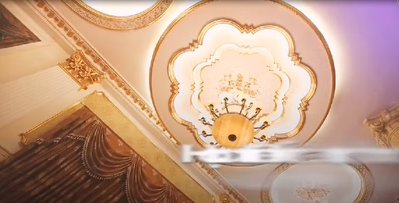 Họa tiết trên trần nhà tỉ mỉ khi được chạm trổ bằng vàng.