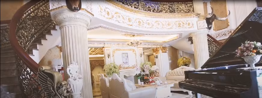 Được biết, cựu Đại sứ Du lịch Việt Nam đã mất 4 năm để xây dựng và sửa chữa ngôi nhà.