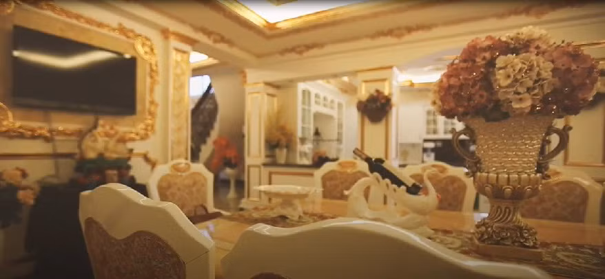 Dù không tiết lộ về giá trị tài sản nhưng nhìn vào khối nội thất đồ sộ, sang trọng, nhiều người cho rằng tổng giá trị tài sản ngôi nhà của Lỹ Nhã Kỳ không dưới 50 tỉ đồng. Nguồn ảnh: Cắt từ video của Zing.